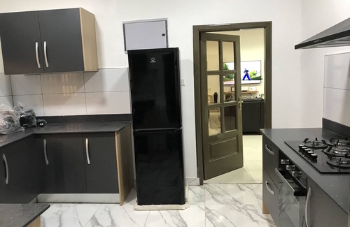 East Legon Apartamento | Cozy 4 bedroom furnished apartment for family and business