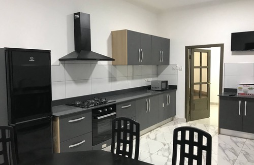 East Legon Apartamento | Cozy 4 bedroom furnished apartment for family and business