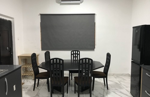 East Legon Apartamento | Cozy 4 bedroom furnished apartment for family and business