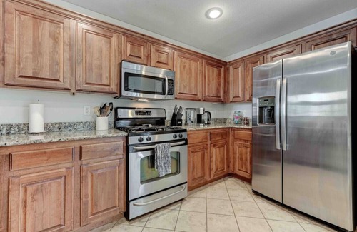 Silverado Ranch Casa | Cozy 4 Bedroom Home 10 mins to Strip Outdoor Oasis