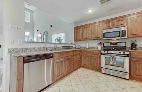 Silverado Ranch Casa | Cozy 4 Bedroom Home 10 mins to Strip Outdoor Oasis
