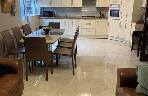 Blarney Casa | Cozy 4 bedroom House in Iconic village of Blarney .Cork City, 8km