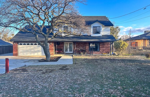 Golden Hills Casa | Cozy 4-bedroom house in charming Tehachapi with WiFi, AC