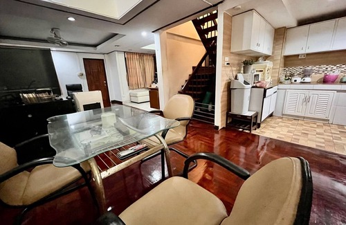 Bangkok Central Business District Casa | Cozy 4 BedRoom Townhouse near Skytrain Malls Starbucks