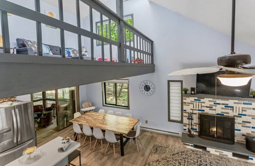 East Stroudsburg Casa | Cozy 4-bedroom lodge in beautiful East Stroudsburg with fitness room, WiFi