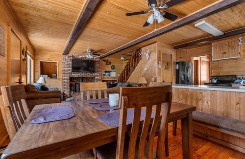 Alta Sierra Cabina | Cozy 4-bedroom cabin in awesome Wofford Heights with WiFi