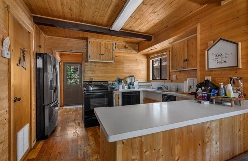 Alta Sierra Cabina | Cozy 4-bedroom cabin in awesome Wofford Heights with WiFi
