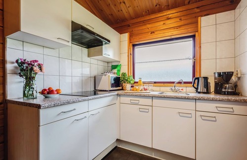 Gramsbergen Casa | Cozy 4-person bungalow with veranda and central location at park ’t Hooge Holt, near the pool, playground and charming Gramsbergen.
