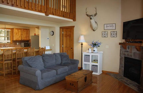 Reeds Spring Cabina | Cozy 4BD Chalet with loads of fun and laughter