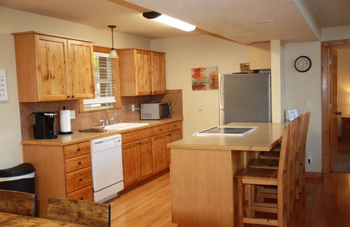 Reeds Spring Cabina | Cozy 4BD Chalet with loads of fun and laughter
