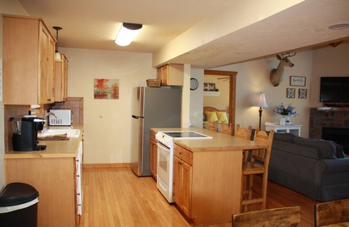 Reeds Spring Cabina | Cozy 4BD Chalet with loads of fun and laughter