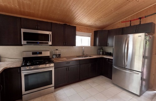 Greentown Casa | Cozy 4bd with the gym, sauna, hot tube seasonal pool