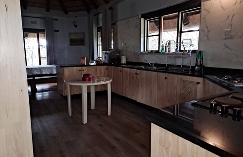 Chimanimani Cabaña | Cozy 4Bedroom Cottage with Rustic-Modern Twist, Fireplace, 2.5km nr Bridal falls