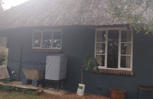 Chimanimani Cabaña | Cozy 4Bedroom Cottage with Rustic-Modern Twist, Fireplace, 2.5km nr Bridal falls