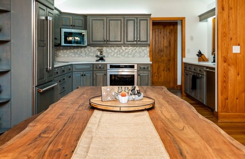 Chestnut Springs Casa | Cozy 5-bedroom home for large gatherings.