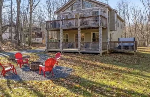 White Haven Chalet De Esquí | Cozy 5 bedroom, 3 Bath Chalet w/ Hot Tub & Pool Table - Sleeps 14!