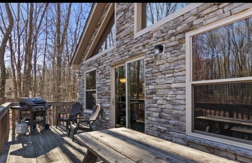 White Haven Chalet De Esquí | Cozy 5 bedroom, 3 Bath Chalet w/ Hot Tub & Pool Table - Sleeps 14!