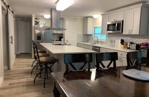 Arlington Casa | Cozy 5 Bedroom 85” TV Home in a Secluded Area