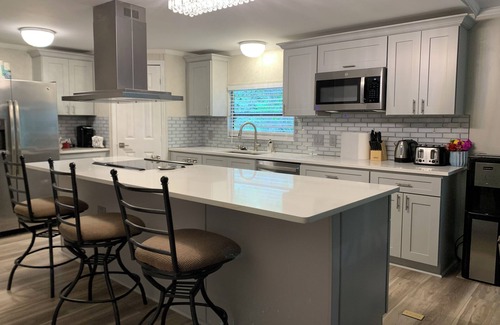 Arlington Casa | Cozy 5 Bedroom 85” TV Home in a Secluded Area