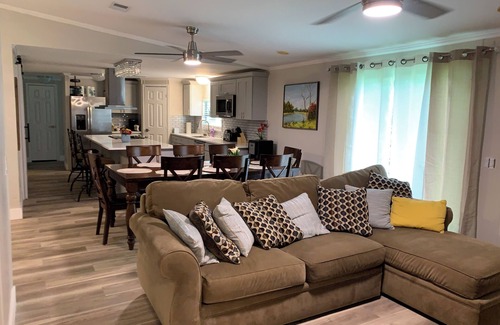 Arlington Casa | Cozy 5 Bedroom 85” TV Home in a Secluded Area