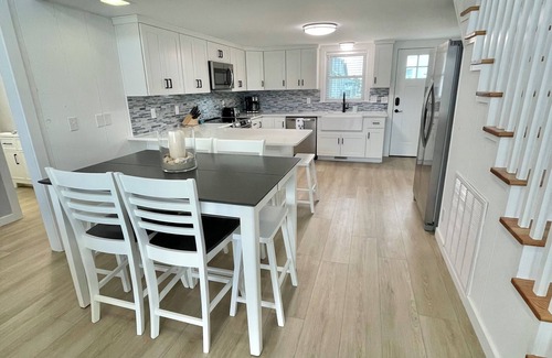 Ocean Isle Beach Cabaña | Cozy 5BR-2BA Cottage on Canal, Private Heated Pool, Private Boat Dock