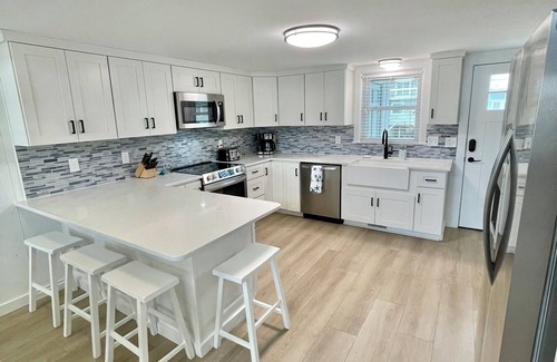 Ocean Isle Beach Cabaña | Cozy 5BR-2BA Cottage on Canal, Private Heated Pool, Private Boat Dock