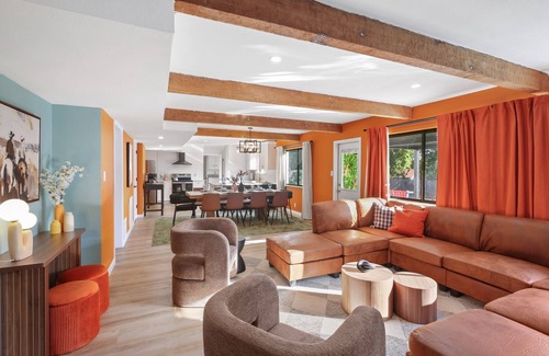 Castle Hills Casa | Cozy 6-bedroom house with Pool, Game Room, Fire Pit ,Hot Tub, Mini Golf