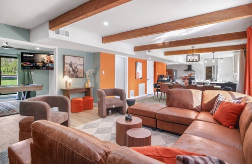Castle Hills Casa | Cozy 6-bedroom house with Pool, Game Room, Fire Pit ,Hot Tub, Mini Golf