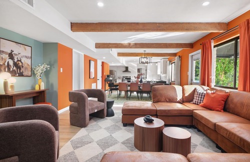 Castle Hills Casa | Cozy 6-bedroom house with Pool, Game Room, Fire Pit ,Hot Tub, Mini Golf