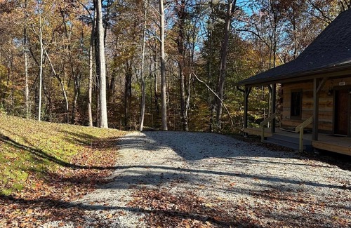 Helmsburg Cabina | Cozy 6 Person Cabin in Brown County, Indiana
