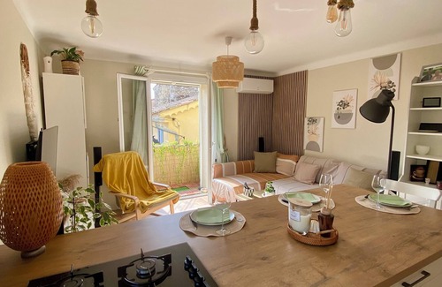 Entraigues-sur-la-Sorgue Apartamento | Cozy Apartment in the Heart of a Provençal Village – 2 Bedrooms + Balcony