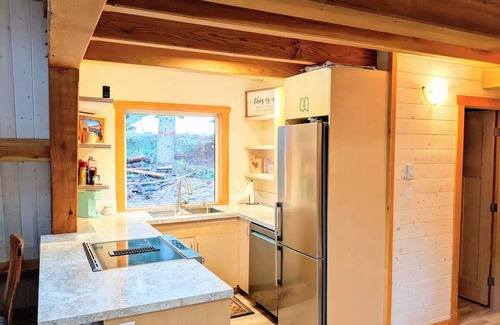 Comox Valley Cabina | Cozy A-frame Cabin Mountain Retreat with Hot Tub!
