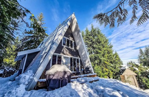 Comox Valley Cabina | Cozy A-frame Cabin Mountain Retreat with Hot Tub!