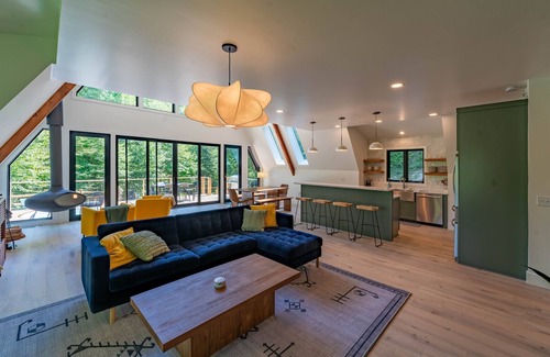 Vilas Cabina | Cozy A-Frame Cabin - In-Deck Hot Tub - near Boone