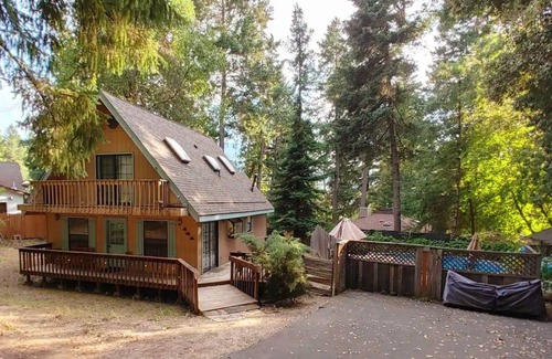 Willow Creek Cabina | Cozy A Frame Cabin Spa Retreat