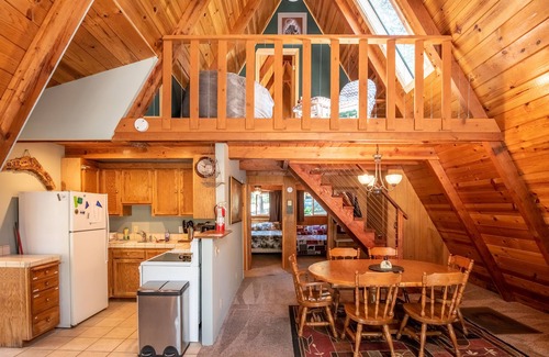 Altaville Chalet De Esquí | Cozy A-Frame Cabin w/ Lake Access & Dog Friendly