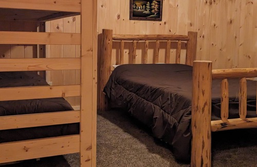 Woodsville Cabina | Cozy A-frame chalet with 9 AM check-in & 6 PM check-out!