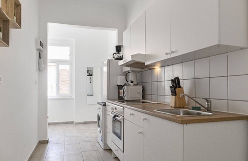 Rudolfsheim-Funfhaus Apartamento | Cozy & Affordable: 2BR Apt. at Superb Location