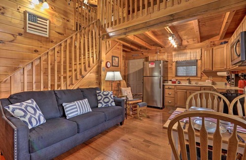 Cosby Cabina | Cozy `American Dream` Cabin w/ Hot Tub, Loft & BBQ!!!
