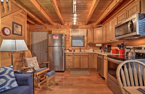 Cosby Cabina | Cozy `American Dream` Cabin w/ Hot Tub, Loft & BBQ!!!