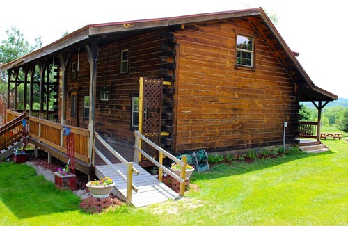 La Farge Cabina | Cozy Amish built cabin in the heart of the Kickapoo Valley Reserve State Park.