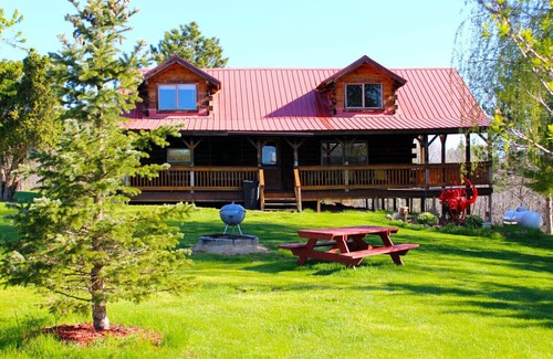 La Farge Cabina | Cozy Amish built cabin in the heart of the Kickapoo Valley Reserve State Park.