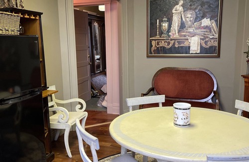 Little Falls Apartamento | Cozy and artistic Pied-a-Terre, perfect for a weekend romantic getaway.