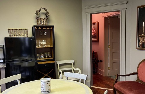 Little Falls Apartamento | Cozy and artistic Pied-a-Terre, perfect for a weekend romantic getaway.
