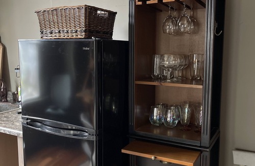 Little Falls Apartamento | Cozy and artistic Pied-a-Terre, perfect for a weekend romantic getaway.
