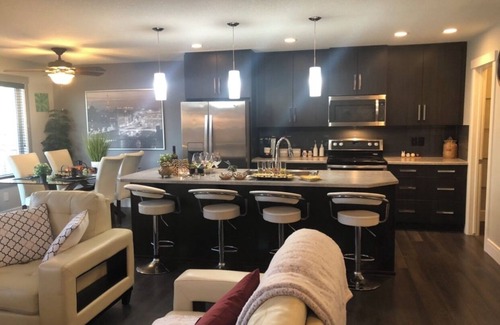 Southwest Edmonton Casa | Cozy and beautiful three bedroom house close to lake