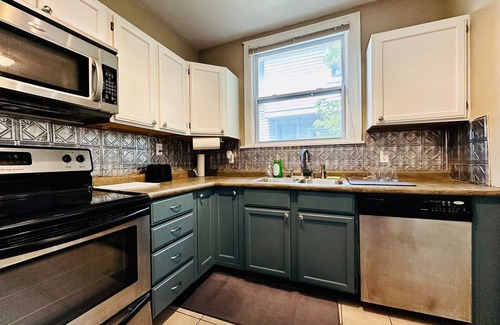Meridian-Kessler Casa | Cozy and Central I SoBro I Steps to Dining & Monon, Sleeps 6, Private Parking.