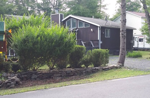 Tobyhanna Casa | Cozy and Charming Chalet! Close to Hiking Trails and Ski Areas!