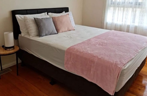 Keysborough Casa | Cozy and cheerful 4 bedroom house close to shopping and park