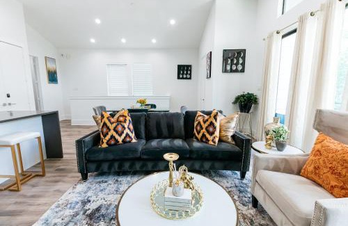 OST - South Union Casa | Cozy and Chic 3BR Retreat in Downtown Houston